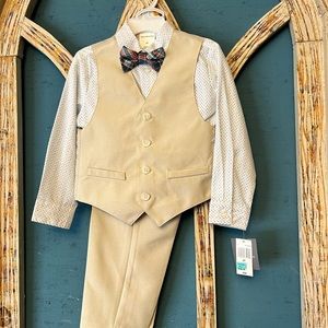 Boys Van Heusen suit. New with tags. Size 3t.